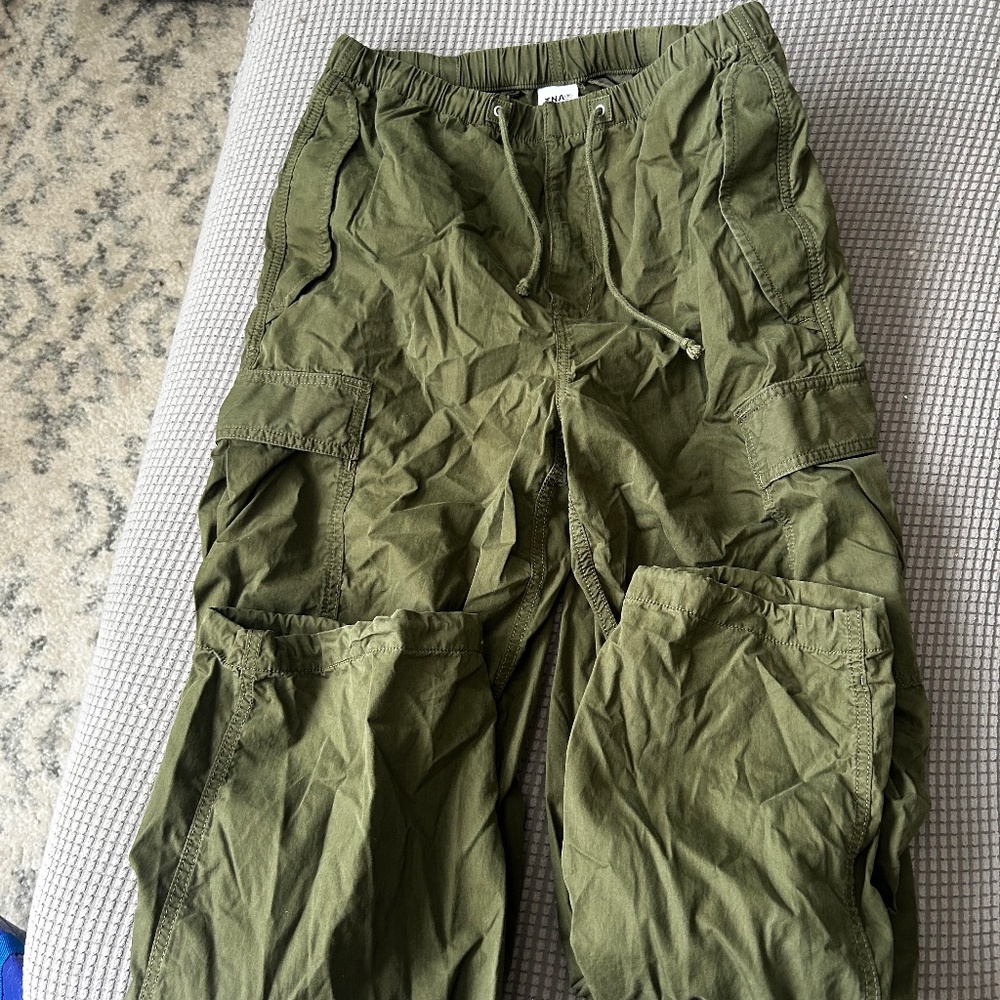 Aritzia TNA Green Cargo Pants Relaxed Fit